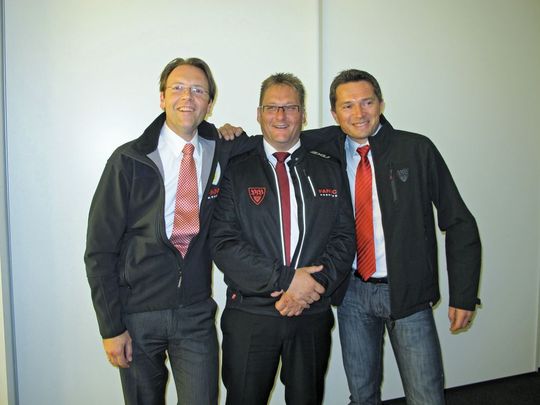 Gute Stimmung bei Fanuc Robotics: Europapräsident Olaf C. Gehrels, Deutschland-Geschäftsführer Olaf Kramm und Thomas Eder, Vertriebsleiter Österreich (von links). (Bild: Kroh) Gute Stimmung bei Fanuc Robotics: Europapräsident Olaf C. Gehrels, Deutschland-Geschäftsführer Olaf Kramm und Thomas Eder, Vertriebsleiter Österreich (von links). (Bild: Kroh)