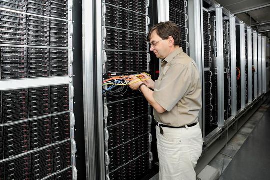 Professor Dr. Volker Lindenstruth, Leiter des IT-Bereichs von GSI, inspiziert den Prototyp für den Green-Cube, der mit der neuen Kühlungstechnik bereits bei GSI eingesetzt wird. Professor Dr. Volker Lindenstruth, Leiter des IT-Bereichs von GSI, inspiziert den Prototyp für den Green-Cube, der mit der neuen Kühlungstechnik bereits bei GSI eingesetzt wird.