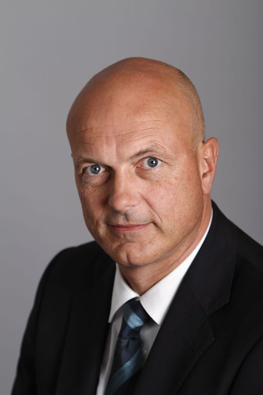 Carl Tille ist Vice President Electromobility bei Schneider Electric <em id="ForP_29633FE1-F4AB-6955-B78853766C08B72B">Bilder: Schneider</em> Carl Tille ist Vice President Electromobility bei Schneider Electric <em id="ForP_29633FE1-F4AB-6955-B78853766C08B72B">Bilder: Schneider</em>