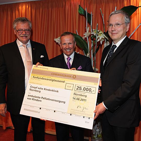 Scheckübergabe (v.l.n.r.): Prof. Dr. Hermann Schönauer (Rektor der Diakonie Neuendettelsau), Jubilar Hans-Georg Geis und Prof. Dr. Wolfram Scheurlen (leitender Arzt der Cnopf‘schen Kinderklinik). Bild: Geis Scheckübergabe (v.l.n.r.): Prof. Dr. Hermann Schönauer (Rektor der Diakonie Neuendettelsau), Jubilar Hans-Georg Geis und Prof. Dr. Wolfram Scheurlen (leitender Arzt der Cnopf‘schen Kinderklinik). Bild: Geis