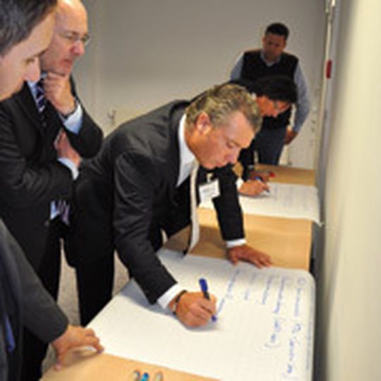 In einem kurzen Workshop diskutierten die Teilnehmer des Praxisforums Gebrauchtwagen die Frage „Wie lässt sich durch die Kombination der vier Ertragssäulen der Ertrag verbessern?“ In einem kurzen Workshop diskutierten die Teilnehmer des Praxisforums Gebrauchtwagen die Frage „Wie lässt sich durch die Kombination der vier Ertragssäulen der Ertrag verbessern?“