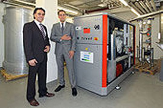 „Mit der Inbetriebnahme des Blockheizkraftwerks reduzieren wir unseren CO2 -Ausstoß um 78 Tonnen jährlich“, sagt Olaf Theurich, Umweltmanagementbeauftragter der Atlas Copco Holding GmbH in Essen (links). (Bild: Wenke/Atlas Copco Holding GmbH)