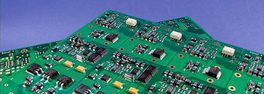 Sichere Elektronikbauteile: Die faserverstärkte Epoxidharzmatrix in modernen Leiterplatten kann aufgrund umweltverträglicher Flammschutzmittel selbst hohe Temperaturen sicher verkraften. (Bild: KIT) Sichere Elektronikbauteile: Die faserverstärkte Epoxidharzmatrix in modernen Leiterplatten kann aufgrund umweltverträglicher Flammschutzmittel selbst hohe Temperaturen sicher verkraften. (Bild: KIT)