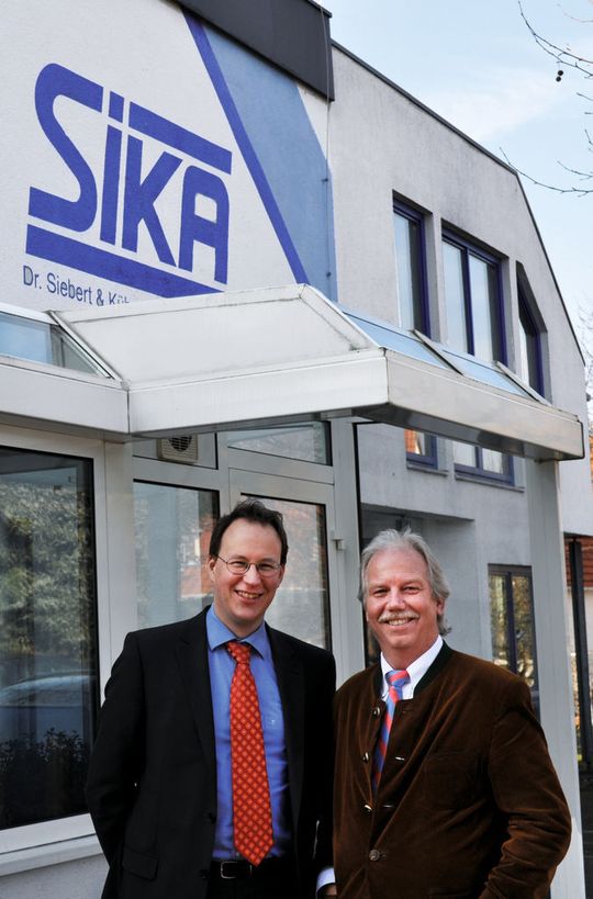 Sebastian und Chistian Siebert (v.l.) sind die Geschäftsleitung von Sika <em id="ForP_FBE89495-EDA9-9A1E-9EFC5E0F0CD63C53">Bild: Sika</em> Sebastian und Chistian Siebert (v.l.) sind die Geschäftsleitung von Sika <em id="ForP_FBE89495-EDA9-9A1E-9EFC5E0F0CD63C53">Bild: Sika</em>