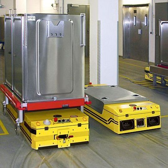 Alle fahrerlosen Transportfahrzeuge im Bundeswehr-Zentralkrankenhaus wurden auf W-Lan umgestellt (rechts ein Carobot der ersten Generation mit Infrarottechnik, links ein neues). Bild: PSB Intralogistics Alle fahrerlosen Transportfahrzeuge im Bundeswehr-Zentralkrankenhaus wurden auf W-Lan umgestellt (rechts ein Carobot der ersten Generation mit Infrarottechnik, links ein neues). Bild: PSB Intralogistics