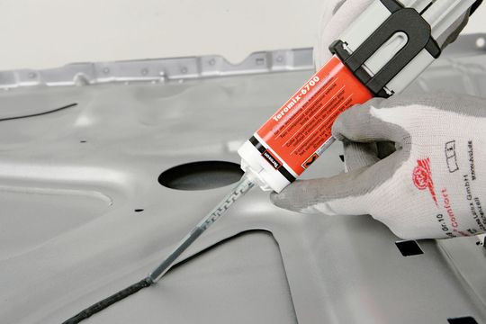 Bei der Klebstoffauswahl ist es wichtig, die richtige Klebelösung für die unterschiedlichen Konstruktionen auszuwählen. (Bild: Henkel)