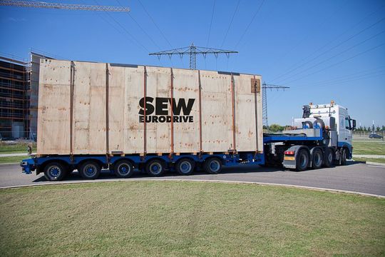 Von Bruchsal nach Peru: SEW hat mit der Auslieferung von vier der bislang schwersten im Haus hergestellten Industriegetriebe begonnen. (Bild: SEW)