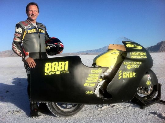 Paul Thede: „Die 200 mph-Grenze auf einem elektrischen Bike zu knacken ist mehr als nur ein weiterer Rekord. Es ist ein Schritt in Richtung grüner Technologie auf der ganzen Welt.“ Paul Thede: „Die 200 mph-Grenze auf einem elektrischen Bike zu knacken ist mehr als nur ein weiterer Rekord. Es ist ein Schritt in Richtung grüner Technologie auf der ganzen Welt.“
