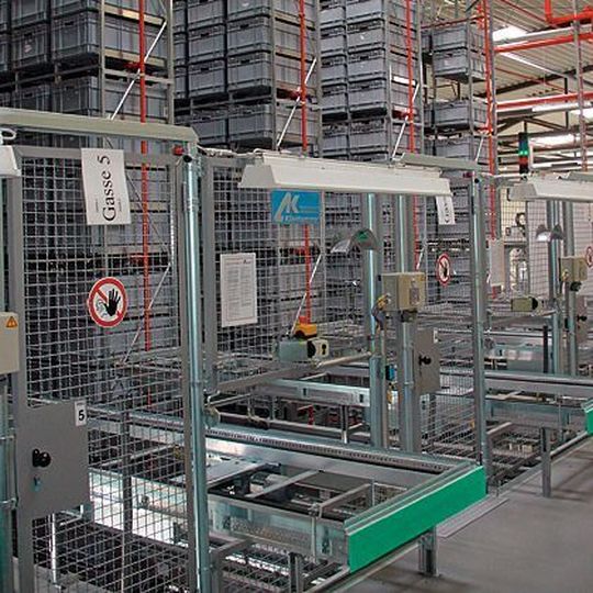 Im Hochregallager bei Dräxlmaier mit 7980 Behälterstellplätzen werden die sechs Einzelregalreihen von fünf Regalbediengeräten versorgt. Bild: Klinkhammer Im Hochregallager bei Dräxlmaier mit 7980 Behälterstellplätzen werden die sechs Einzelregalreihen von fünf Regalbediengeräten versorgt. Bild: Klinkhammer