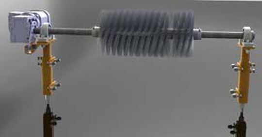 Der Bürstenreiniger entfernt mit seiner rotierenden Bürste Material, das an Fördergurten haftet, um Staub- und Materialablagerungen entlang des Fördersystems zu verhindern. (Bild: Martin Engineering)