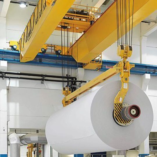 In der Papierfabrik Perlen Papier AG werden Demag-Prozesskrane nicht nur für teilautomatisiertes Tambourhandling, sondern auch zur Maschinenwartung genutzt. Bild: Demag In der Papierfabrik Perlen Papier AG werden Demag-Prozesskrane nicht nur für teilautomatisiertes Tambourhandling, sondern auch zur Maschinenwartung genutzt. Bild: Demag