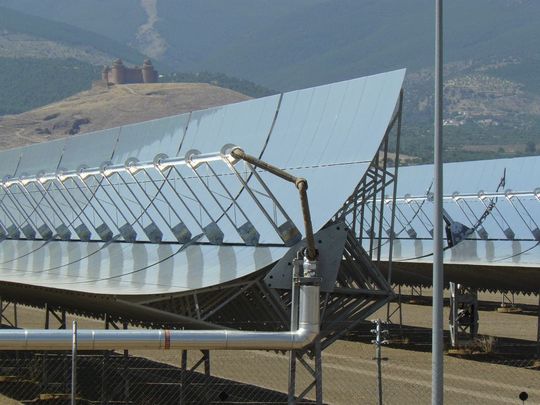 Parabolrinnen mit 1,5 Mio. m² effektiver Spiegelfläche: Ende September startet mit Andasol 3 der dritte Block des weltweit größten Parabolrinnen-Kraftwerks. (Bild: Friedl)