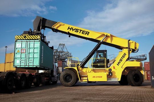 Die neuen Reach Stacker von Hyster bieten in bestimmten intensiven Anwendungen bis zu 23 % Kraftstoffersparnis. (Bild: HKS)