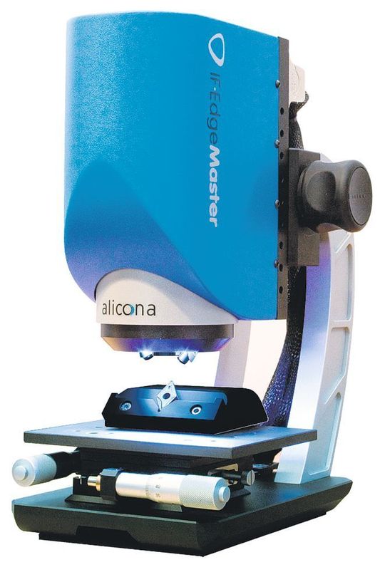Der IF-Edgemaster von Alicona wird zur automatischen optischen Schneidkantenmessung eingesetzt. Anwender messen Form, Verrundung und Schartigkeit inklusive der Rauheit von Wendeschneidplatten. Bild: Alicona Der IF-Edgemaster von Alicona wird zur automatischen optischen Schneidkantenmessung eingesetzt. Anwender messen Form, Verrundung und Schartigkeit inklusive der Rauheit von Wendeschneidplatten. Bild: Alicona