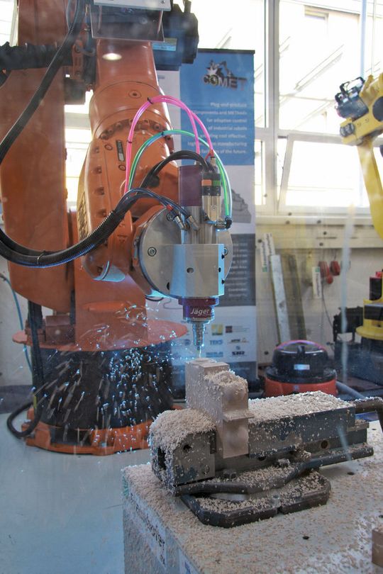 Die Ausgleichskinematik des Fräsroboters basiert auf Piezoaktoren, die mit bis zu 10 g beschleunigt werden und sich für die hohen Frequenzen, die beim Kompensieren der Ungenauigkeiten in der Roboterbahn erforderlich sind, eignen. (Bild: IPA)