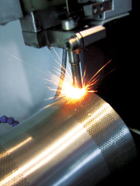 Bild 1: Bohrungen mit Rohrelektroden von 0,08 bis 1,0 mm sind ohne Gratbildung und Eintrittsdeformation möglich. (Bild: Heun) Bild 1: Bohrungen mit Rohrelektroden von 0,08 bis 1,0 mm sind ohne Gratbildung und Eintrittsdeformation möglich. (Bild: Heun)