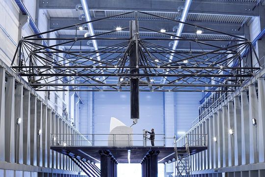 Bild 1: CFK eliminiert Maschinenschwingungen und verhindert Wärmeausdehnung aufgrund thermischer Einflüsse. Diese Werkstoffvorteile kommen bei der Pinole und dem Querträger einer Portalfräsmaschine zum Tragen. (Bild: Xperion) Bild 1: CFK eliminiert Maschinenschwingungen und verhindert Wärmeausdehnung aufgrund thermischer Einflüsse. Diese Werkstoffvorteile kommen bei der Pinole und dem Querträger einer Portalfräsmaschine zum Tragen. (Bild: Xperion)