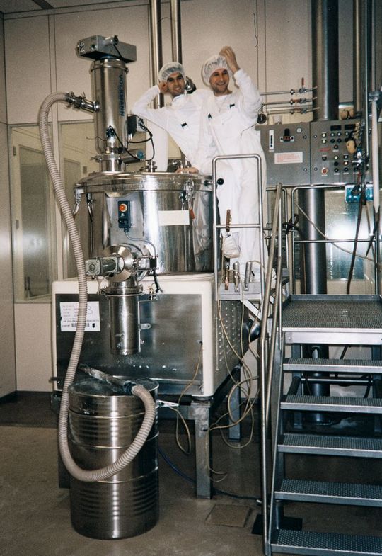 Automatische Beschickung eines Mischers mit Paracetamol-Pulver; diese Aufgabe musste vorher mühsam händisch per Schöpfkelle erledigt werden. (Bild: Volkmann) Automatische Beschickung eines Mischers mit Paracetamol-Pulver; diese Aufgabe musste vorher mühsam händisch per Schöpfkelle erledigt werden. (Bild: Volkmann)