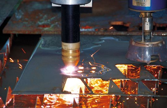 Die Schneidmaschine Waterjet Combo ist mit einem Plasmabrenner und einer Hochdruckwasserdüse ausgestattet. Sie kann zwischen den schneidenden Werkzeugen während der Programmdurchführung völlig automatisch umschalten. (Bild: Eckert Cutting Technology)