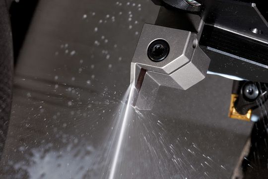 Bild 1: Bei den Stechdrehwerkzeugen Garant eco wird die Kühlflüssigkeit direkt zwischen Schneidkante und Span geleitet. (Bild: Hoffmann)