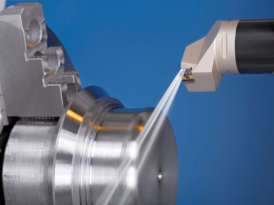 Bei der Hochdruckkühlung gelangt das Kühlmittel zielgerichtet in die Schnittzone und die Wärme wird dort deutlich besser abgeführt. (Bild: Iscar)