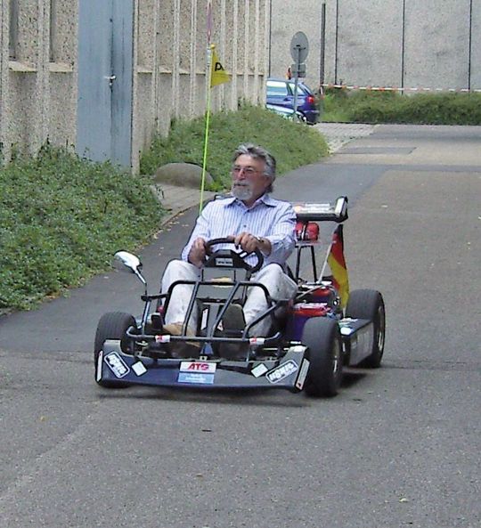 Gerhard Körber, Geschäftsführer Unitek GmbH: "Wir haben jahrelange Erfahrung beim Um- und Ausrüsten von Elektrofahrzeugen unterschiedlichster Art vom PKW über den LKW bis hin zum Elektro-Boot. Neuerdings kommen auch Propellerantriebe für Segelflugzeuge dazu. Unsere Kunden unterstützen wir daher nicht nur mit den richtigen Komponenten, sondern auch mit Know-how aus unserem Erfahrungspool." (Bild: Unitek) Gerhard Körber, Geschäftsführer Unitek GmbH: "Wir haben jahrelange Erfahrung beim Um- und Ausrüsten von Elektrofahrzeugen unterschiedlichster Art vom PKW über den LKW bis hin zum Elektro-Boot. Neuerdings kommen auch Propellerantriebe für Segelflugzeuge dazu. Unsere Kunden unterstützen wir daher nicht nur mit den richtigen Komponenten, sondern auch mit Know-how aus unserem Erfahrungspool." (Bild: Unitek)