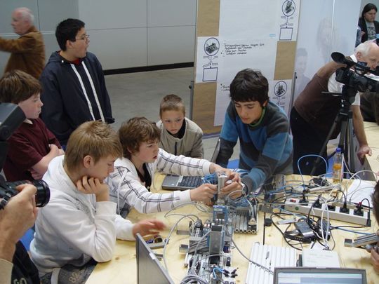 Schüler tüfteln an ihrer Projektarbeit beim MecLab Ideenpark 2008 <em id="ForP_2558D5CE-F36F-34FE-90C38D6ADB086969">Bilder: Festo</em> Schüler tüfteln an ihrer Projektarbeit beim MecLab Ideenpark 2008 <em id="ForP_2558D5CE-F36F-34FE-90C38D6ADB086969">Bilder: Festo</em>