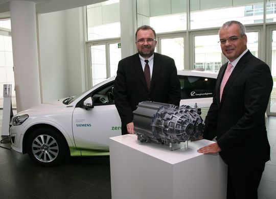 Siegfried Russwurm, Siemens-Vorstandsmitglied und CEO des Siemens-Sektors Industry und Stefan Jacoby, President und CEO der Volvo Car Corporation präsentieren den neuen Elektromotor für den Volvo C 30 Electric. <em id="ForP_2933A1DA-AD7D-BAEC-FC2CA9840308B21F">Bilder: Siemens</em> Siegfried Russwurm, Siemens-Vorstandsmitglied und CEO des Siemens-Sektors Industry und Stefan Jacoby, President und CEO der Volvo Car Corporation präsentieren den neuen Elektromotor für den Volvo C 30 Electric. <em id="ForP_2933A1DA-AD7D-BAEC-FC2CA9840308B21F">Bilder: Siemens</em>