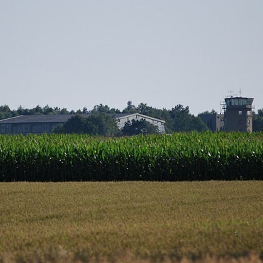 Lidls neue Heimat? Die Regionalpresse spekuliert über eine Ansiedlung des Zentrallagers auf dem ehemaligen Fliegerhorst Leipheim. Bild: Streulichtblende, Wikimedia Commons Lidls neue Heimat? Die Regionalpresse spekuliert über eine Ansiedlung des Zentrallagers auf dem ehemaligen Fliegerhorst Leipheim. Bild: Streulichtblende, Wikimedia Commons