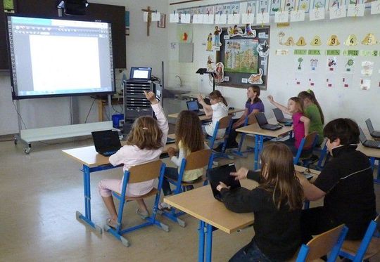 Schul-IT-Projekte benötigen kompetente Partner. Ingram Micro hat im Mai zusammen mit Partnern ein Pilotprojekt an der Grundschule Poing vorgestellt. Schul-IT-Projekte benötigen kompetente Partner. Ingram Micro hat im Mai zusammen mit Partnern ein Pilotprojekt an der Grundschule Poing vorgestellt.
