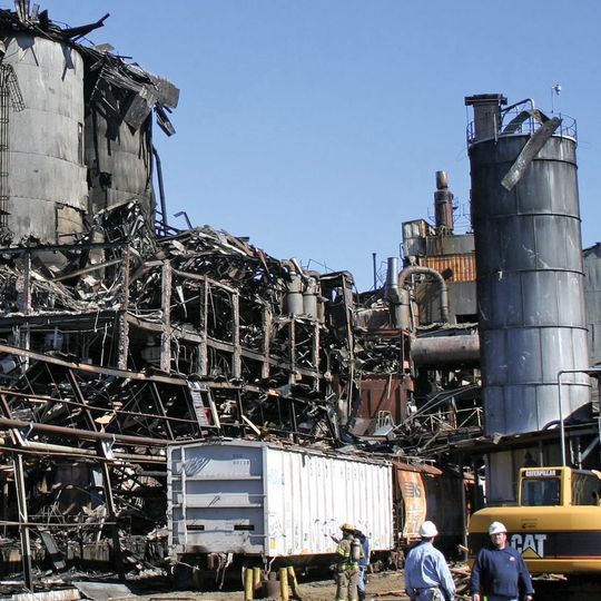 Fig. 1: The catastropic dust explosion at the plant of Imperial Sugar Co. at Port Wentworth, Georgia, USA, caused 14 deaths and injured 38 other people. (Picture: U.S. Chemical Safety Board) Fig. 1: The catastropic dust explosion at the plant of Imperial Sugar Co. at Port Wentworth, Georgia, USA, caused 14 deaths and injured 38 other people. (Picture: U.S. Chemical Safety Board)