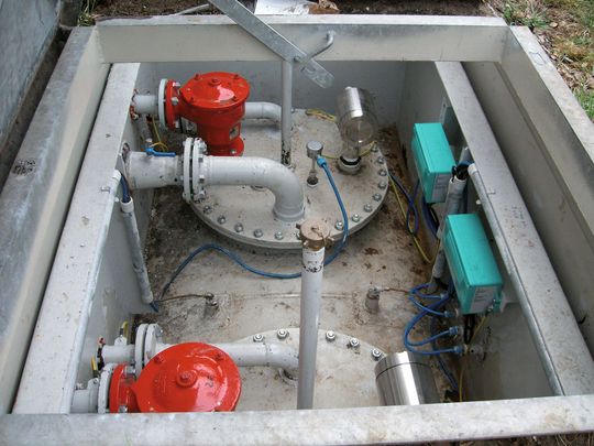 Blick auf die Erdtanks mit Füllstandmesstechnik Levelflex M und Profibus PA-Feldverteiler (Bild: Endress+Hauser) Blick auf die Erdtanks mit Füllstandmesstechnik Levelflex M und Profibus PA-Feldverteiler (Bild: Endress+Hauser)