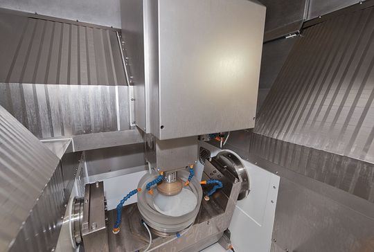 Die Arbeitsraumverkleidung des Bearbeitungszentrums verhindert, dass Feinstaub die Achsbewegungen beim Präzisionsschleifen und -polieren beeinträchtigt. (Bild: Arnold/Hennecke)