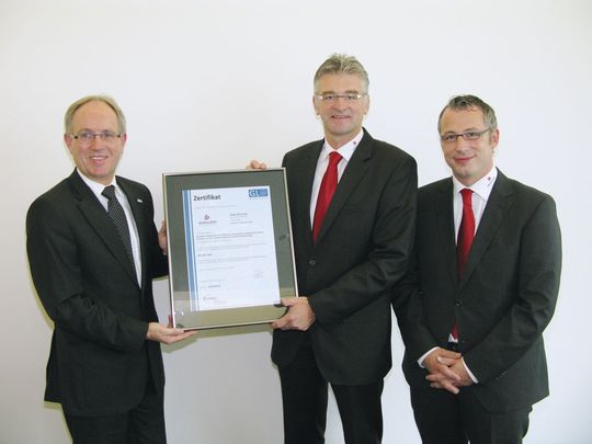 V.l.n.r.: Dr. Ulrich Ellinghaus (Head of Hub Germany System Certification GL), Ulrich Schomakers (CEO Availon) und Markus Spitzer (CFO Availon) bei der Zertifikatsübergabe. (Bild: Availon)