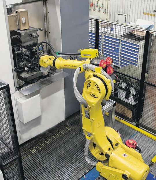 Smarter Roboter macht flexible Fertigungssysteme fit für die Großserienfertigung. (Bild: Fastems)