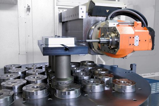 Um die Zugänglichkeit zu optimieren, können Werkstücke mithilfe von Modulerhöhungen auf eine Spannhöhe gebracht werden, bei der die Maschinenspindel auch ohne Sonderwerkzeuge ungehindert alle fünf Seiten bearbeiten kann. (Bild: Schunk) Um die Zugänglichkeit zu optimieren, können Werkstücke mithilfe von Modulerhöhungen auf eine Spannhöhe gebracht werden, bei der die Maschinenspindel auch ohne Sonderwerkzeuge ungehindert alle fünf Seiten bearbeiten kann. (Bild: Schunk)