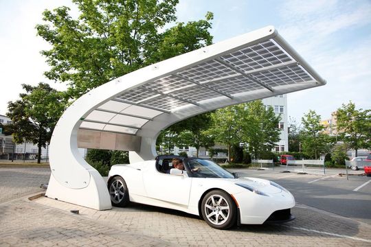Mit einem neuen Solar-Carport wird der Pkw-Stellplatz zum Ökostromlieferanten, an dem Designer und (Elektro-)Autobesitzer gleichermaßen ihre Freude haben dürften. (Bild: Evonik)
