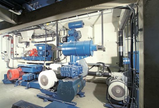 Die bisherigen, in einer zentralen Station konzentrierten Drehkolbengebläse stießen mit der Druckdifferenz von 0,95 bar angesichts der neuen Förderhöhe an ihre Grenzen. (Bild: Aerzener Maschinenfabrik) Die bisherigen, in einer zentralen Station konzentrierten Drehkolbengebläse stießen mit der Druckdifferenz von 0,95 bar angesichts der neuen Förderhöhe an ihre Grenzen. (Bild: Aerzener Maschinenfabrik)