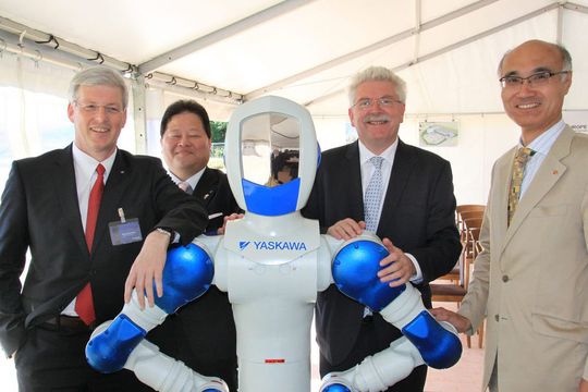 V.l.n.r.: Manfred Stern (Chief Operations Officer, Yaskawa Europe GmbH), Koichi Takamiya (Board of Director, Regional Head Europe, Yaskawa Electric Corporation, Japan), Roboter Motoman SDA 10, der bayerische Wirtschaftsminister Dr. Martin Zeil und der japanische Generalkonsul Akira Mizutani. (Bild: Yaskawa)