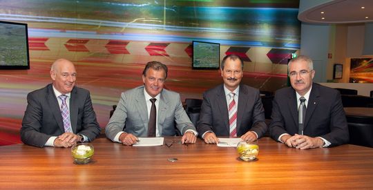 Den Vertrag unterzeichneten (v.l.n.r.) Ron den Engelsen, Mitglied des Board of Management, und Henk Groeneveld, CEO und Präsident Groeneveld‐Gruppe, Matthias Kärcher, Direktor, und Dr.‐Ing Sven M. Schultheis, Geschäftsführer der Eugen Woerner GmbH & Co KG. (Bild: Woerner)