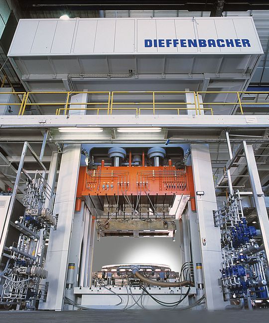 Für die CFK-Bauteilfertigung im Großserienmaßstab ist ein schelles Press- und Harzinfusionsverfahren erforderlich. (Bild: Dieffenbacher) Für die CFK-Bauteilfertigung im Großserienmaßstab ist ein schelles Press- und Harzinfusionsverfahren erforderlich. (Bild: Dieffenbacher)