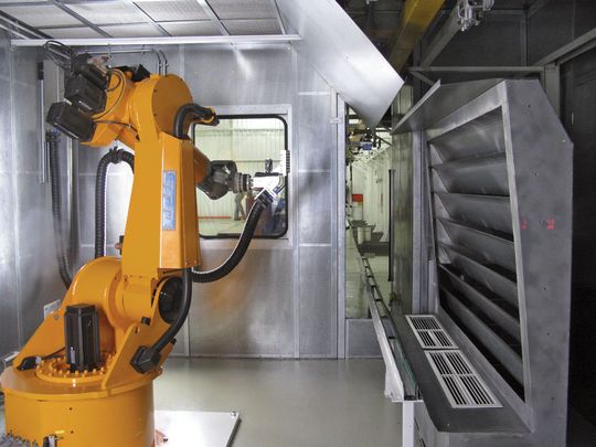 Bild 1: In einer 5,5 m x 4 m x 3 m großen Kabine benötigt das robotergestützte CO2-Schneestrahlsystem inklusive der Drehstation für die Gehänge weniger Platz als eine Anlage zur Nassreinigung und Teiletrocknung. (Bild: Volkswagen) Bild 1: In einer 5,5 m x 4 m x 3 m großen Kabine benötigt das robotergestützte CO2-Schneestrahlsystem inklusive der Drehstation für die Gehänge weniger Platz als eine Anlage zur Nassreinigung und Teiletrocknung. (Bild: Volkswagen)