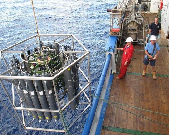 Abb. 1: Wasserproben aus 3000 m Tiefe kommen an Bord des Forschungsschiffes Pelagia. (Bild: Alexander Bochdansky) Abb. 1: Wasserproben aus 3000 m Tiefe kommen an Bord des Forschungsschiffes Pelagia. (Bild: Alexander Bochdansky)