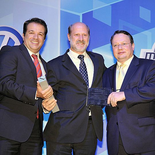 Große Freude: Alexander Seitz (rechts) und Gabriel Silva (links) von VW do Brasil übergaben den Award an Walters Bergues, Eisemann Brasilien. Bild: Eisenmann Große Freude: Alexander Seitz (rechts) und Gabriel Silva (links) von VW do Brasil übergaben den Award an Walters Bergues, Eisemann Brasilien. Bild: Eisenmann