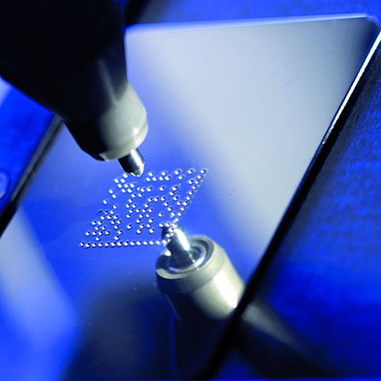 Die Produktkennzeichnung mittels Data-Matrix-Code ermöglicht die Rückverfolgung des gesamten Produktionsprozesses. Bild: Couth Butzbach Die Produktkennzeichnung mittels Data-Matrix-Code ermöglicht die Rückverfolgung des gesamten Produktionsprozesses. Bild: Couth Butzbach