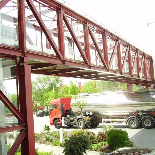Übergang in eine neue Logistikwelt: Meffert investiert in seine Intralogistik und baut ein neues Durchlaufregal. Auch der Übergang vom Altlager zum neuen Lagerstandort muss optimiert sein. Bild: Klinkhammer Übergang in eine neue Logistikwelt: Meffert investiert in seine Intralogistik und baut ein neues Durchlaufregal. Auch der Übergang vom Altlager zum neuen Lagerstandort muss optimiert sein. Bild: Klinkhammer