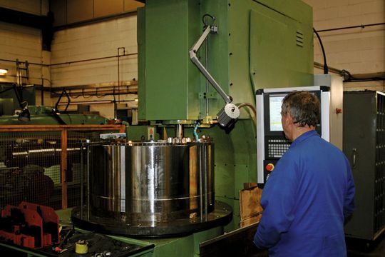 Mithilfe der hoch entwickelten Software für Wälzstossmaschinen und der Hardware für die Bewegungssteuerung von Num wurde eine alte Wälzstossmaschine mit manueller Steuerung auf heutige Steuerungsstandards gebracht. (Bild: Num AG)