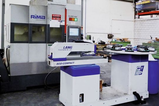Lang-Bestückungsroboter an der Quaser UX300. (Bild: Cadam) Lang-Bestückungsroboter an der Quaser UX300. (Bild: Cadam)
