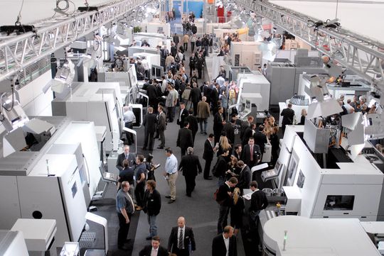 Viele investitionsfreudige Besucher wünschen sich die Aussteller, ob es so kommt, wird sich zeigen. Die Besucher wiederum können sicher eine herausragende EMO erwarten. (Bild: Mazak) Viele investitionsfreudige Besucher wünschen sich die Aussteller, ob es so kommt, wird sich zeigen. Die Besucher wiederum können sicher eine herausragende EMO erwarten. (Bild: Mazak)