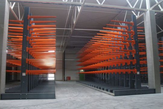 Bei einer Gesamthöhe von 6,90 m kann auf 7 Ebenen Massivholz, Platten- und Hobelware gelagert werden. (Bild: Elvedi) Bei einer Gesamthöhe von 6,90 m kann auf 7 Ebenen Massivholz, Platten- und Hobelware gelagert werden. (Bild: Elvedi)